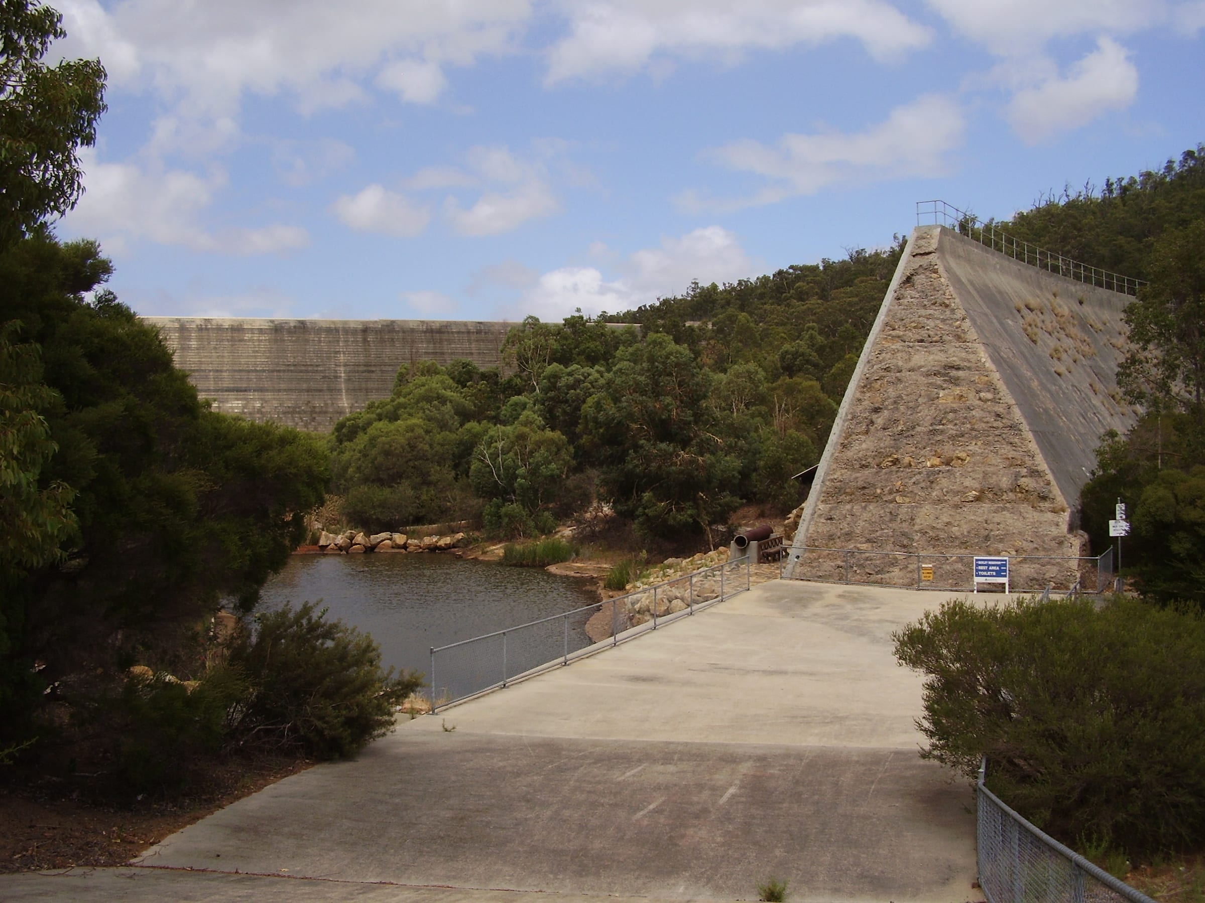 Victoria Dam: wall and forest hiking route preview